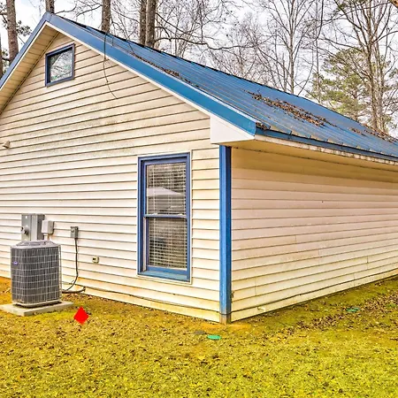 Lakefront Retreat With Private Docks And Gazebo!